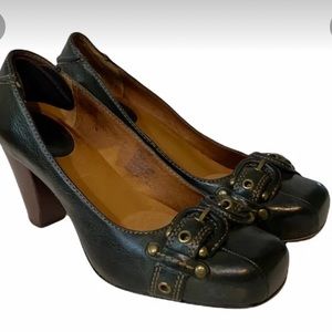 FRYE Women's Andie Pump Equestrian Buckles